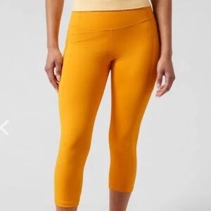 Athleta Ultimate Stash II Capri Women’s Yellow Leggings Size Medium athletic